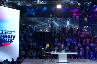 PREDSEDNIK VUČIĆ UŠAO U STUDIO I SVOJIM GESTOM OBORIO VODITELJKU S' NOGU!