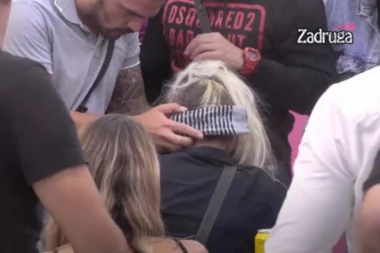 (UZNEMIRUJUĆI VIDEO) Pogodila je iz sve snage šoljom u glavu! Krv lipti na sve strane: Gađala Janjuša pa pogodila nju! Hitna diskvalifikacija?!