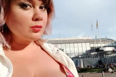(FOTO) Spremna je za borbu prsa o prsa: Devojka ogromnih grudi ulazi u ring!