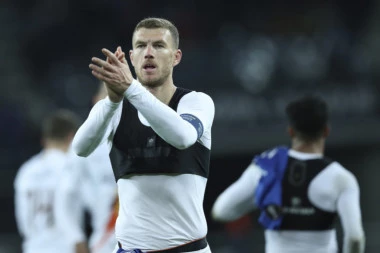 HAOS U ZENICI: Umalo tuča Bošnjaka i Ukrajinaca zbog "srpske zastave"! (VIDEO)