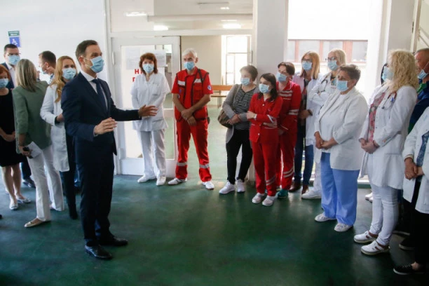 Mali: Ispunjeno obećanje, Drvar dobio medicinsku opremu i kombi za decu