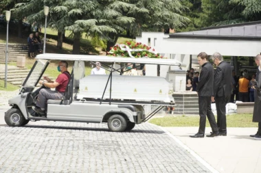 (FOTO, VIDEO) Doktorka sahranjena uz stihove pesme "Možda spava": Suprug zanemeo od bola, a sin potresnim rečima rasplakao prisutne