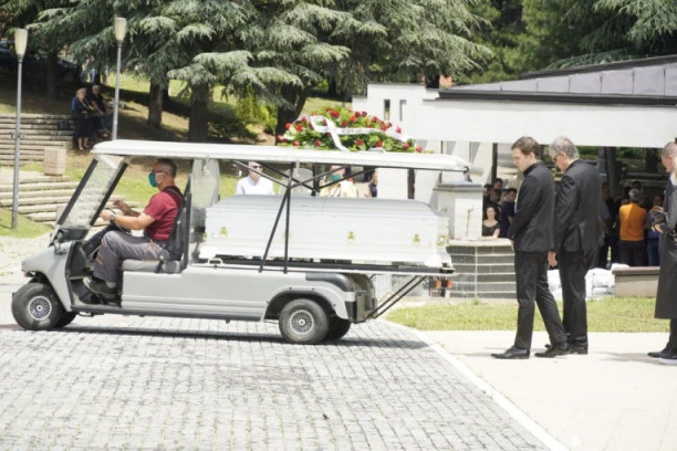 (FOTO, VIDEO) Doktorka sahranjena uz stihove pesme "Možda spava": Suprug zanemeo od bola, a sin potresnim rečima rasplakao prisutne