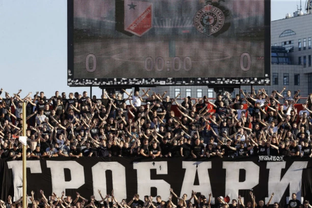 (FOTO) BRAĆE JERKOVIĆ POPRIŠTE ŽESTOKOG SUKOBA: Masovna tuča Grobara i Delija, leteli razni predmeti!