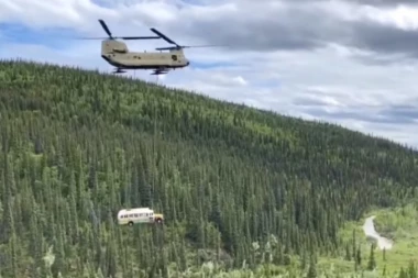 (VIDEO) Uklonjen autobus poznat po filmu "U divljini": Turisti rizikovali živote, neki se nikad nisu vratili