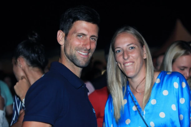 SHE SHINES, SHE IS BRUTALLY BEAUTIFUL! SHE LIKES DJOKOVIĆ! Novak, good for you ... (VIDEO + PHOTO)
