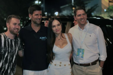 (FOTO GALERIJA) Lepa Lola "opčinila" Đokovića, sada je oduševila i Hrvate: Novak se na binu popeo zbog nje!