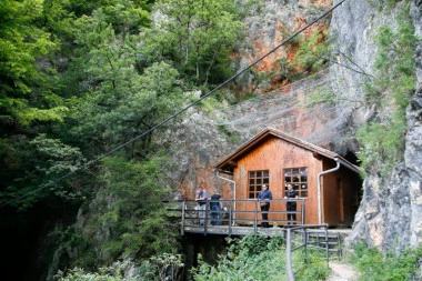 (FOTO) Jedinstvena šetnja kroz istoriju: Spektakularna Titova pećina se ponovo otvara za posetioce!
