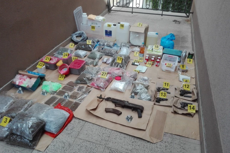 (FOTO) NEVIĐENA AKCIJA POLICIJE! Dolijali ozbiljni BEOGRADSKI KRIMOSI: Pašće vam vilica kad vidite šta je sve zaplenjeno!