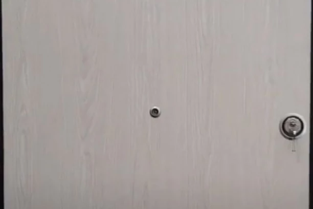 NE IGRAJTE SE! UVEK prekrivajte špijunku na ulaznim vratima, razlog je ozbiljan!