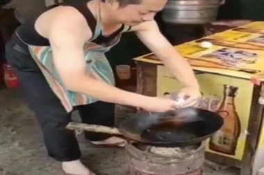 (VIDEO) ŠOK! Želeo je da isprži jaja, razbio ljusku, a onda je usledio prizor koji PARALIŠE!