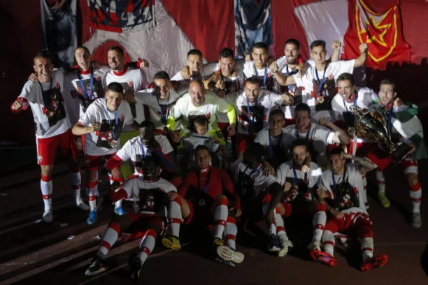 (FOTO/VIDEO) Dosad neviđena proslava titule: Zvezda pred više od 18.000 navijača podigla pehar!