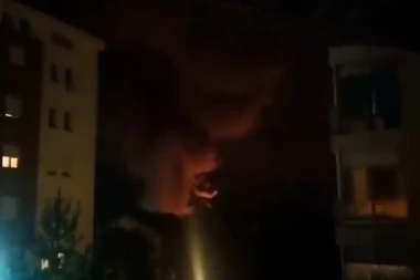 (VIDEO) ODJEKNULA EKSPLOZIJA U ŽARKOVU: Posle ponoći izbio požar, crni dim se nadvio nad Makišem