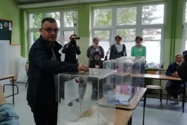 Branislav Nedimović obavio svoju građansku dužnost u Sremskoj Mitrovici
