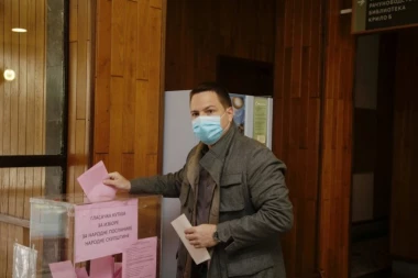 Ružić sa suprugom i sinom glasao na Čukarici