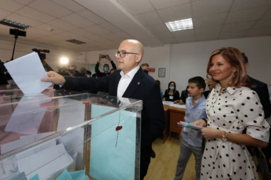 Vučević glasao u prisustvu supruge i sinova