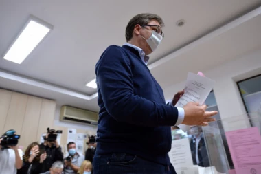 PREDSEDNIK VUČIĆ GLASAO NA NOVOM BEOGRADU