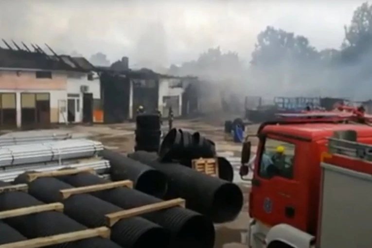 Vatrena stihija progutala 3.000 kvadrata magacinskog prostora u Žarkovu: Šteta veća od 150.000 evra!