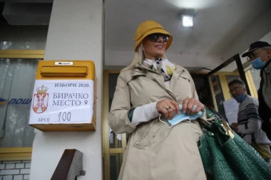 Cakana sa suprugom na glasanju: Ruku pod ruku došli da ispoštuju građansku dužnost!