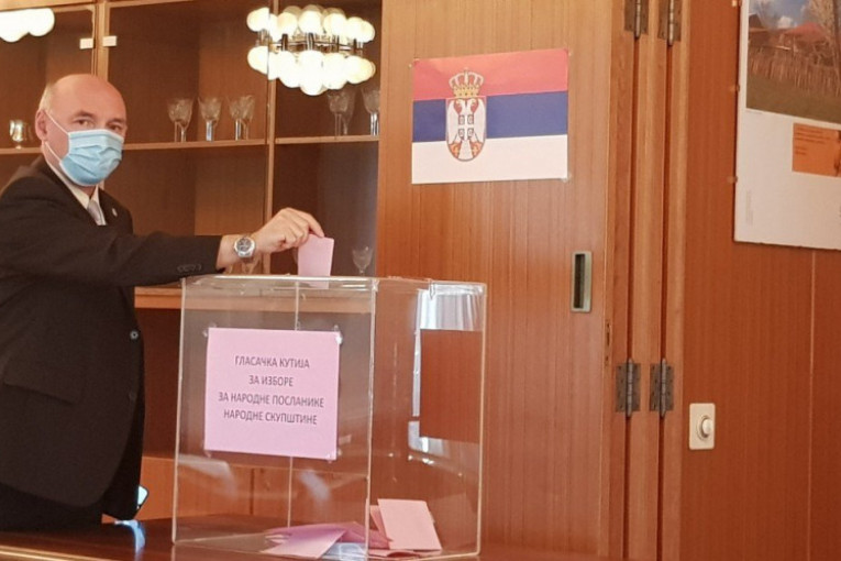 Ambasador Srbije u Švajcarskoj Goran Bradić glasao je danas u Bernu