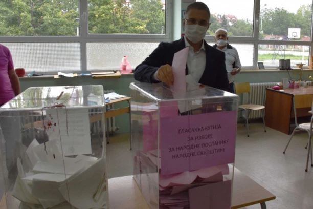 Nebojša Stefanović glasao na Bežanijskoj kosi
