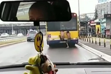 (ŠOK VIDEO) Da ne poveruješ svojim očima: Dečaci se zakačili za zadnji deo autobusa, pa se tako vozili kroz Beograd!