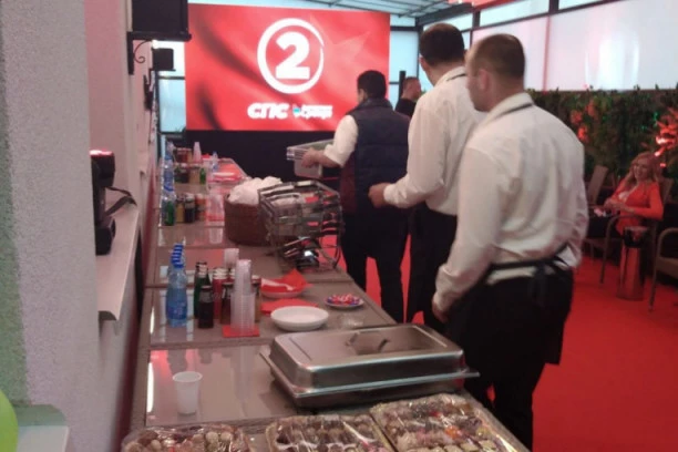 (FOTO) REPUBLIKA U ŠTABU SPS! KRKANLUK I GURMANLUK! Evo kako se socijalisti spremaju za praćenje izbornih rezultata