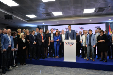 SNS NE SME DA LIČI NA DS! Naprednjaci ovog meseca donose ključne odluke: Predsednik Vučić sve objasnio