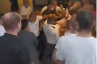 (VIDEO) Opšta šorka u Budvi: Poslanici DEMOKRATA probili kordon u Skupštini opštine