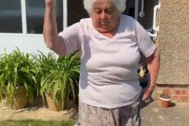 (VIDEO) A ONA IGRA, VRTI SE KAO ČIGRA! Baka zapalila internet: Svojim pokretima zadala domaći mladim devojkama!