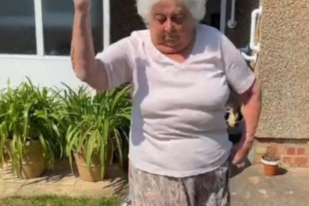 (VIDEO) A ONA IGRA, VRTI SE KAO ČIGRA! Baka zapalila internet: Svojim pokretima zadala domaći mladim devojkama!