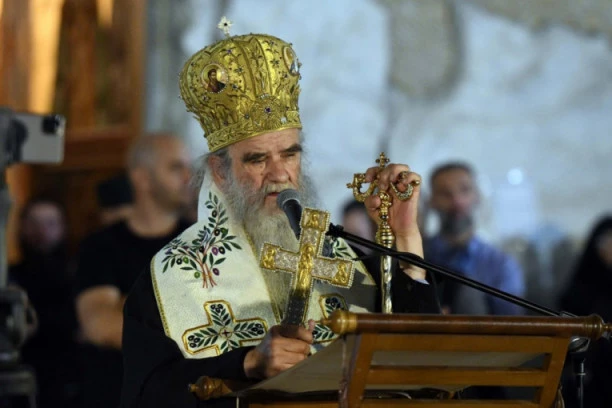 GOTOVA NISU TVOJA OVOZEMALJSKA DELA, ČEKA TE LOVĆEN: Brojne poruke podrške upućene mitropolitu Amfilohiju!