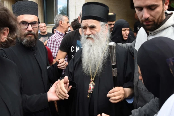 NAJNOVIJI IZVEŠTAJ KC CG: Amfilohije nije ni koristio respirator, Crna Gora odbila ponudu Srbije?
