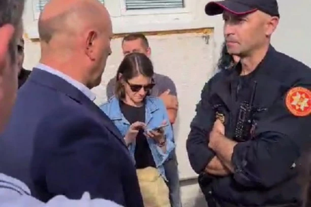 (VIDEO) NOVI HAOS U BUDVI: Milova policija blokirala ulaz u opštinu, ne daju nikome da uđe u zgradu!