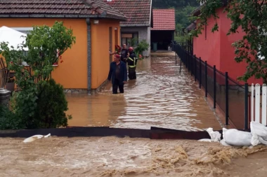 (FOTO) Pripadnici Sektora za vanredne situacije rame uz rame sa građanima u najugroženijim opštinama!