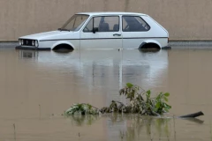 "ZAMALO DA NE STRADA PRED NAŠIM OČIMA!" Drama u Prijedoru zbog jakog nevremena! Bujica nosila golf i vozača! (VIDEO)