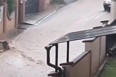 (VIDEO) Pomahnitala bujica u naselju Vojvode Vlahovića: Preti ozbiljan potop?!