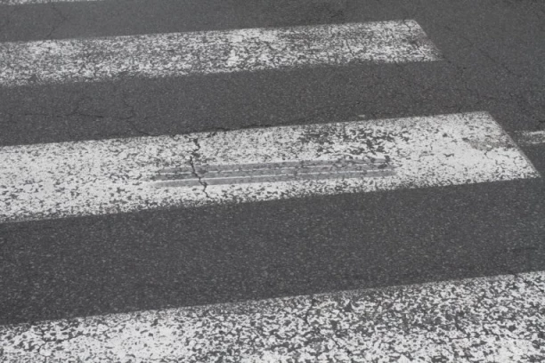 JEZIV SNIMAK NEZGODE U LESKOVCU: Pokosio dete na pešačkom! (VIDEO)