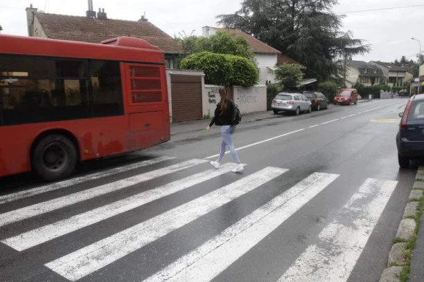 DETALJI TRAGEDIJE NA PETLOVOM BRDU: Kombi pokosio mladića (29), od siline udarca leteo 10 metara i pao na “mercedes”