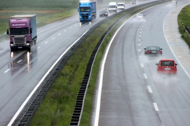 MOGUĆI ZASTOJI I USPOREN SAOBRAĆAJ! Oprezno za volanom!