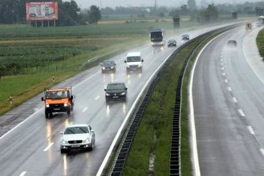 Putevi Srbije savetuju opreznu vožnju zbog vlažnih kolovoza