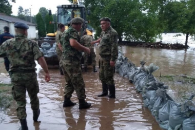 (FOTO) Uvek uz svoj narod: Vojska Srbije pomaže u odbrani od poplava!