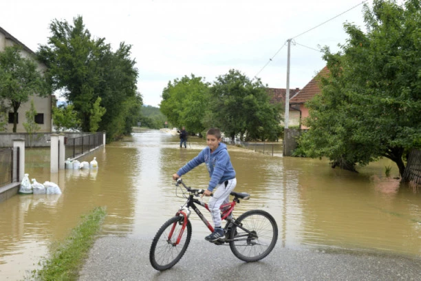 U poplavama evakuisano 34 ljudi, oko 10.000 BEZ struje!