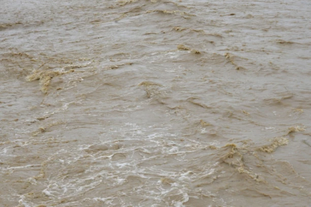 KATASTROFALNE POPLAVE NOSE AUTOMOBILE Kiša napravila haos u Rumuniji, na snazi meteoalarm (VIDEO)