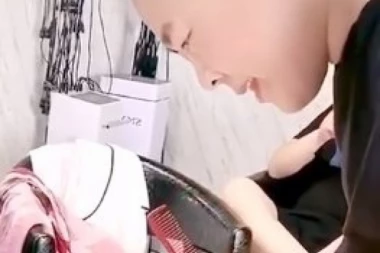 (VIDEO) Stavio joj glavu na ploču, a onda zamahnuo satarom: Ono što je usledilo ostaviće vas bez teksta!