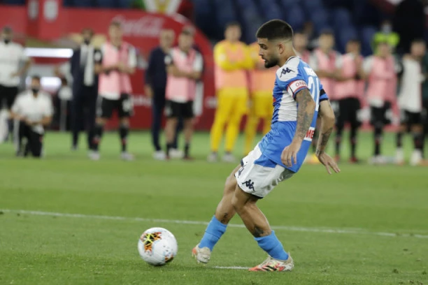 (VIDEO) INSINJE POTPUNO POBESNEO: Kapiten Napolija žestoko udario po svom timu!