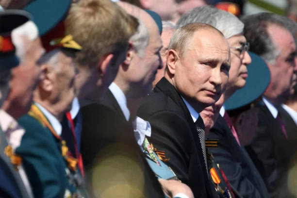 SKROMAN SPISAK ZVANICA! Evo ko će Putinu doći na sutrašnju paradu povodom Dana pobede - SAMO JEDAN EU LIDER STIŽE U MOSKVU!