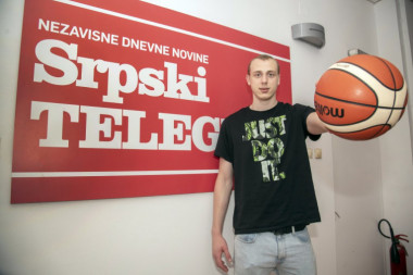 (FOTO) Alen Smailagić, budući as NBA posetio Srpski telegraf: Ne plašim se Lebrona, kucaću preko njega!