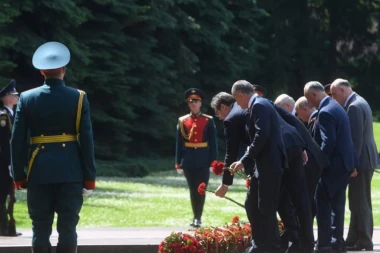 (FOTO) Rusija samo prave prijatelje ovako dočekuje: Vučić sa Putinom položio cveće, a onda se srdačno izljubio sa Šojguom!