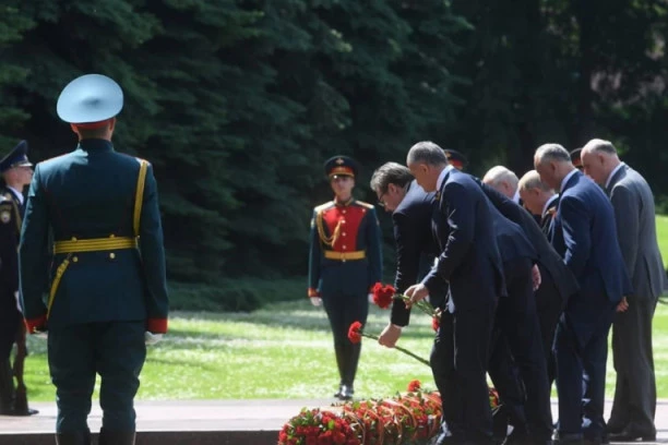 (FOTO) Rusija samo prave prijatelje ovako dočekuje: Vučić sa Putinom položio cveće, a onda se srdačno izljubio sa Šojguom!